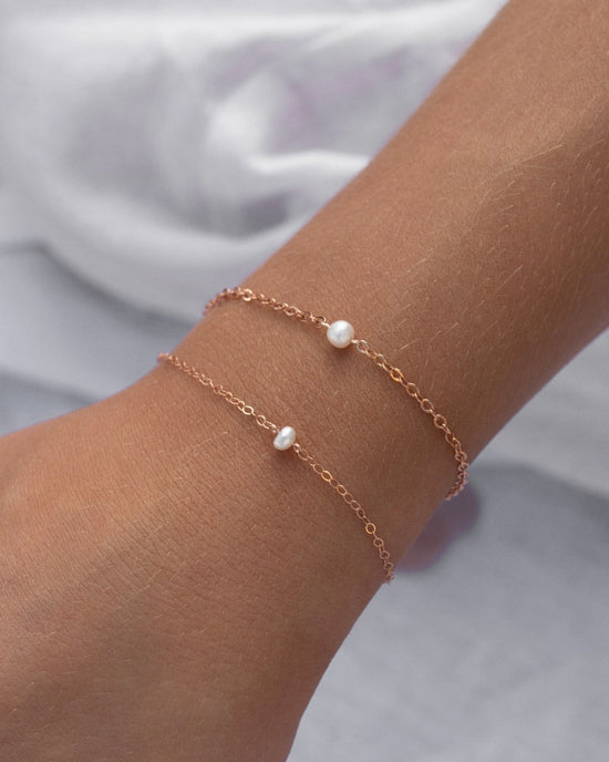Freshwater Pearl Stretchable Bracelet With Golden Beads For Women :  Amazon.in: Fashion