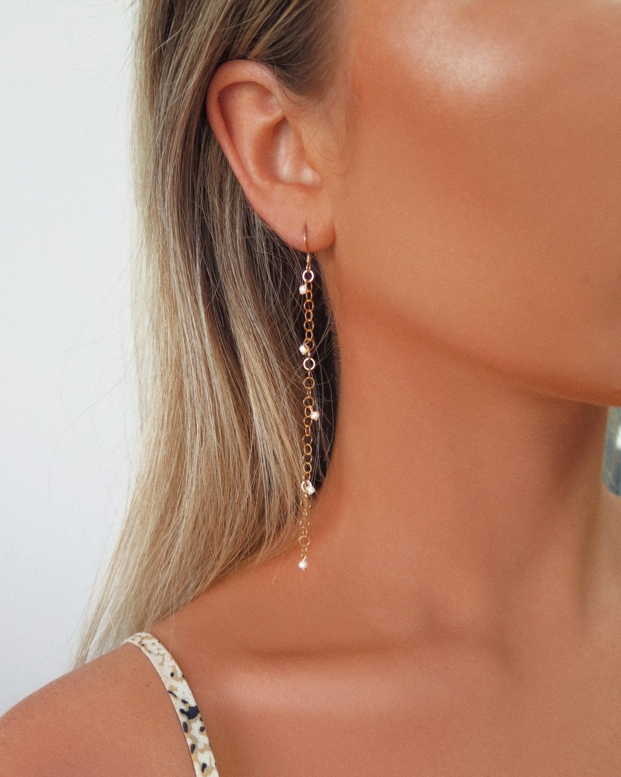 Small two-step chain drop earrings by WWAKE | Finematter